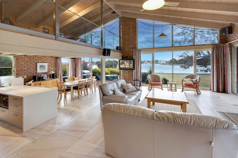Getaway - Waterfront Island Living - Newcastle Accommodation 1