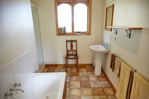 Herons Rise Vineyard Accommodation - Newcastle Accommodation 1