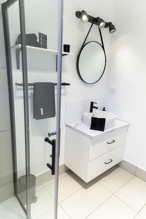 Hinterland Boutique Cottages-Fig Tree Cottage - Newcastle Accommodation 3