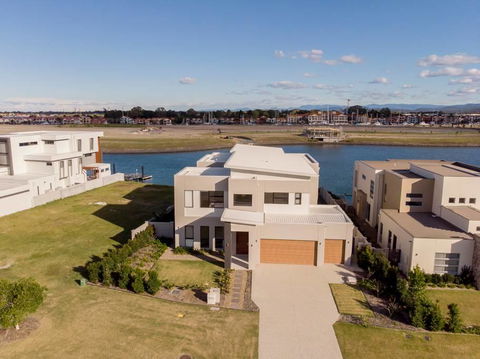 HomePlus - Luxury Living In Sanctuary Cove - New Castle Tourism 1