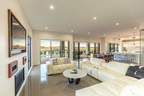 HomePlus - Luxury Living In Sanctuary Cove - New Castle Tourism 2