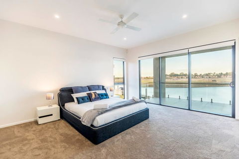 HomePlus - Luxury Living In Sanctuary Cove - New Castle Tourism 0