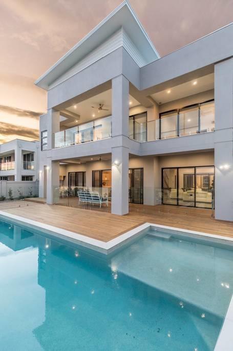 HomePlus - Luxury Living In Sanctuary Cove - New Castle Tourism 3