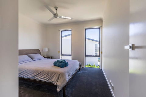 Homeplus-Escape To Modern Home In Hope Island - New Castle Tourism 3