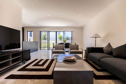 Homeplus-Escape To Modern Home In Hope Island - New Castle Tourism 0