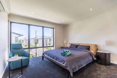 Homeplus-Escape To Modern Home In Hope Island - New Castle Tourism 2