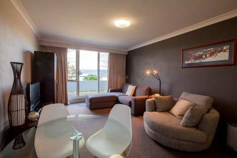 Horizons 414 - Lake Jindabyne Waterfront - Newcastle Accommodation 3