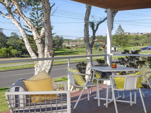 Isthmus On Jones Beach - Newcastle Accommodation 0