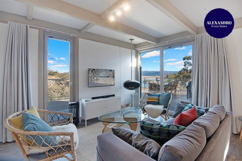JINDY HOUSE BRAND NEW And STYLISH AMAZING VIEWS - Newcastle Accommodation 0