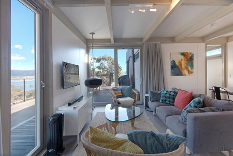 JINDY HOUSE BRAND NEW And STYLISH AMAZING VIEWS - Newcastle Accommodation 3