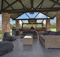 Kelman Cottage - tucked away with pool  native wildlife - Newcastle Accommodation