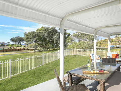 Kendalls Beach House - Newcastle Accommodation 0