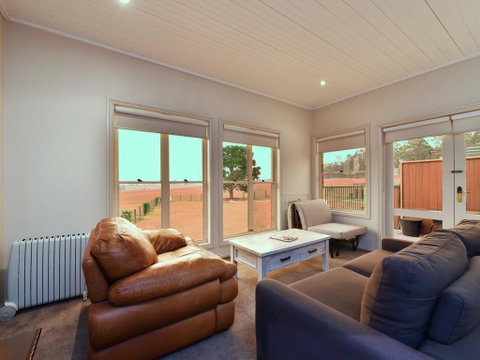 King I - You Can Honestly Walk To Bimbadgen And Hope Estate Concerts - Newcastle Accommodation 1