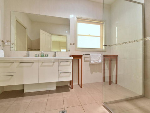 King I - You Can Honestly Walk To Bimbadgen And Hope Estate Concerts - Newcastle Accommodation 3