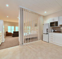 King I - you can honestly walk to Bimbadgen and Hope Estate concerts - Newcastle Accommodation