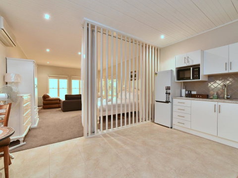 King I - You Can Honestly Walk To Bimbadgen And Hope Estate Concerts - Newcastle Accommodation 0
