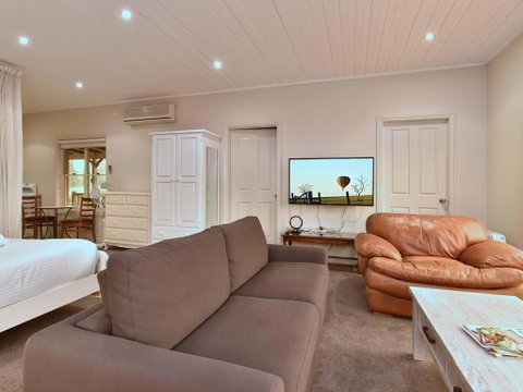 King I - You Can Honestly Walk To Bimbadgen And Hope Estate Concerts - Newcastle Accommodation 2