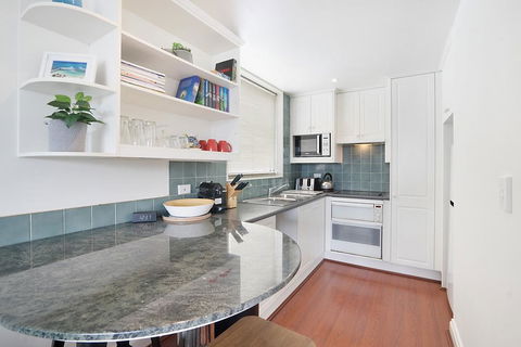 King Size Studio With Water View, Walk To The City - Newcastle Accommodation 1