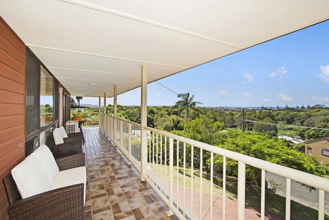 KINGSCLIFF HOLIDAY HOME ON THE HILL - SYD'S VIEW - Newcastle Accommodation 3