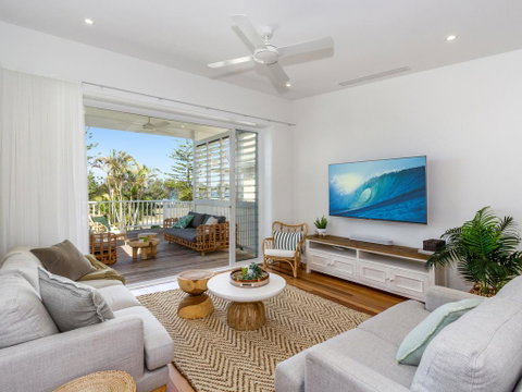 KINGY BEACH HOUSE @ 162 - Newcastle Accommodation 0