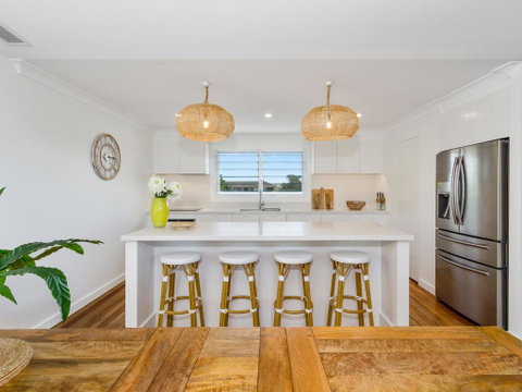 KINGY BEACH HOUSE @ 162 - Newcastle Accommodation 3