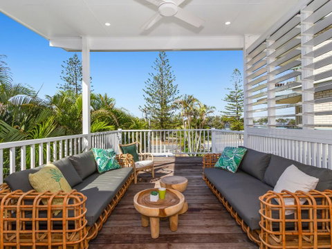 KINGY BEACH HOUSE @ 162 - Newcastle Accommodation 2