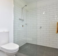 Kinloch Cottage renovated to new on Daisy Hill Vineyard - Newcastle Accommodation