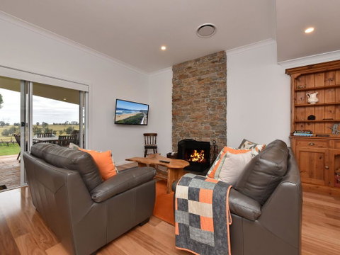 Kinloch Cottage Renovated To New On Daisy Hill Vineyard - Newcastle Accommodation 3