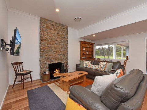 Kinloch Cottage Renovated To New On Daisy Hill Vineyard - Newcastle Accommodation 2