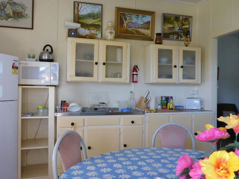 Kitches Cabin - Newcastle Accommodation 2