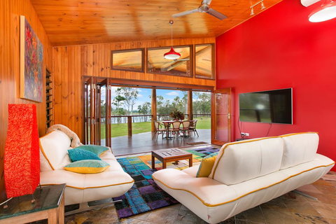 Lake Tinaroo Waterfrontage - Newcastle Accommodation 0