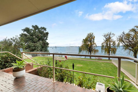 Lakeside Landing - Waterfront - Newcastle Accommodation 2