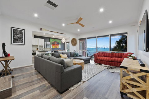 Lakeside Landing - Waterfront - Newcastle Accommodation 0