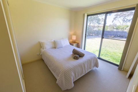 Lakeview - Waterviews On Newlands Arm - Newcastle Accommodation 1