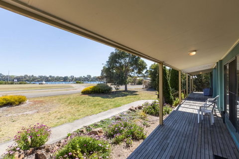 Lakeview - Waterviews On Newlands Arm - Newcastle Accommodation 2