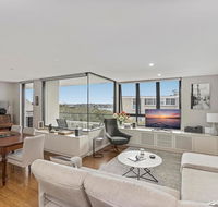 Light filled apartment with sweeping harbour views - Newcastle Accommodation