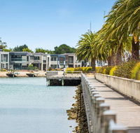 Luxe 101  Martha Cove waterfront luxury on the marina walk to beach - Newcastle Accommodation