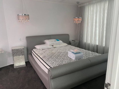 Luxury Apartment, Perfect Location - Newcastle Accommodation 2