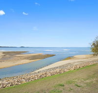 Luxury Beach Unit - Newcastle Accommodation