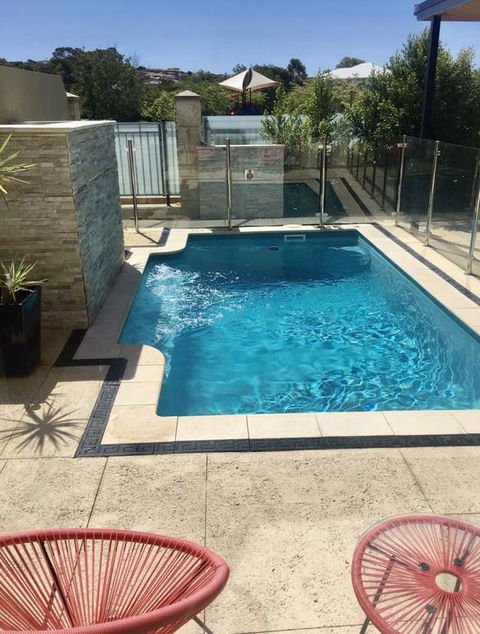 LUXURY VILLA W POOL & SPAS - Newcastle Accommodation 3