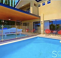 LUXURY VILLA W POOL  SPAS - Newcastle Accommodation
