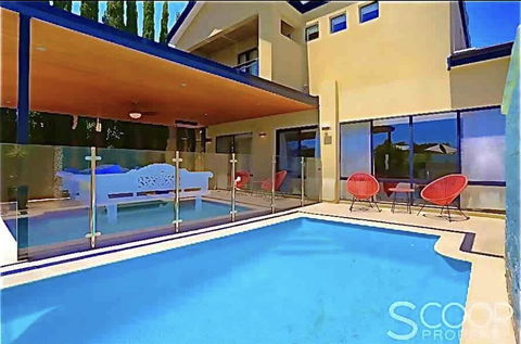 LUXURY VILLA W POOL & SPAS - Newcastle Accommodation 0