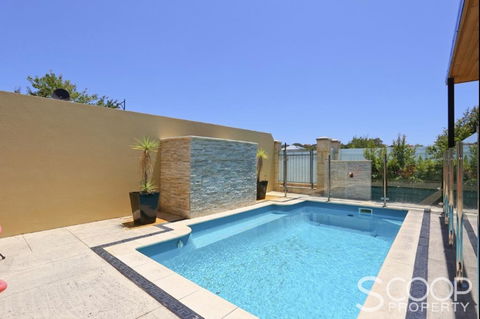 LUXURY VILLA W POOL & SPAS - Newcastle Accommodation 2