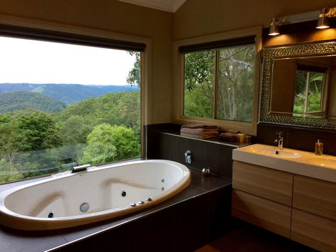 Maleny Luxury Cottages - Newcastle Accommodation 1
