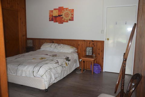 McCarthy Lake House - Newcastle Accommodation 2