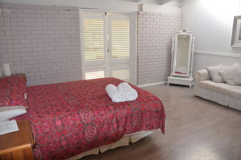 McCarthy Lake House - Newcastle Accommodation 1