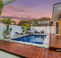 Miami Beachside Beach House - Newcastle Accommodation