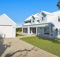 Middle Rock Beach House - Beach Front Lake Cathie - Newcastle Accommodation