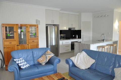 MODERN 3 BEDROOM APARTMENT IN TRADITIONAL QUEENSLANDER , PATIO, LEAFY YARD, POOL - New Castle Tourism 3