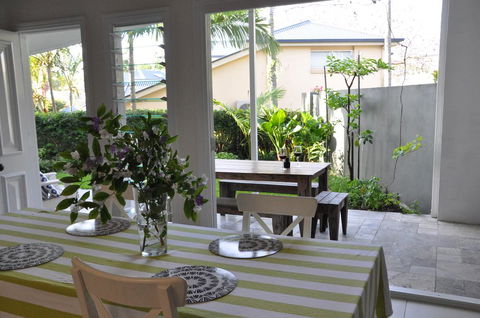 MODERN 3 BEDROOM APARTMENT IN TRADITIONAL QUEENSLANDER , PATIO, LEAFY YARD, POOL - New Castle Tourism 1